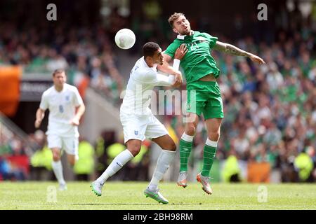 DUBLIN, REP OF IRELAND. Chris Smalling aus England kämpft mit Daryl Murphy aus Irland während des internationalen Freundschaftsspitches zwischen der Republik Irland und England im Aviva Stadium, Dublin, Irland am Sonntag, den 7. Juni 2015 (Quelle: MI News) Stockfoto