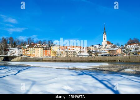 Stadtansicht von Bad Tölz mit Isar und Pfarrkirche der Himmelfahrt im Winter, Bad Tölz, Oberbayern, Bayern, Deutschland, Europa Stockfoto