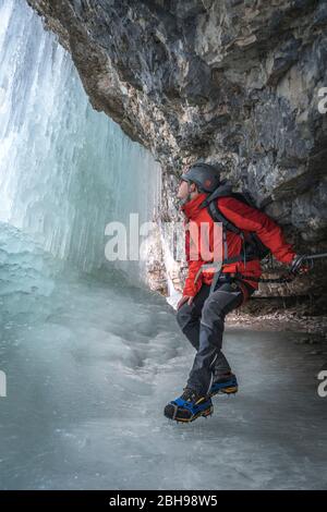 Wintertour an den Fanes Wasserfällen, Naturpark Dolomiti d Ampezzo, Cortina d Ampezzo, Belluno, Venetien, Italien Stockfoto