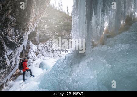 Wintertour an den Fanes Wasserfällen, Naturpark Dolomiti d Ampezzo, Cortina d Ampezzo, Belluno, Venetien, Italien Stockfoto