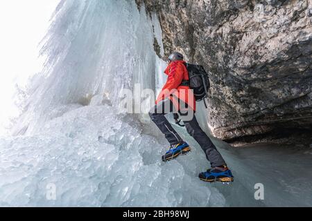 Wintertour an den Fanes Wasserfällen, Naturpark Dolomiti d Ampezzo, Cortina d Ampezzo, Belluno, Venetien, Italien Stockfoto