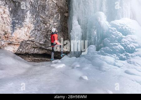 Wintertour an den Fanes Wasserfällen, Naturpark Dolomiti d Ampezzo, Cortina d Ampezzo, Belluno, Venetien, Italien Stockfoto