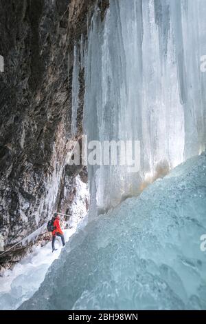 Wintertour an den Fanes Wasserfällen, Naturpark Dolomiti d Ampezzo, Cortina d Ampezzo, Belluno, Venetien, Italien Stockfoto