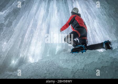 Wintertour an den Fanes Wasserfällen, Naturpark Dolomiti d Ampezzo, Cortina d Ampezzo, Belluno, Venetien, Italien Stockfoto