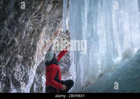 Wintertour an den Fanes Wasserfällen, Naturpark Dolomiti d Ampezzo, Cortina d Ampezzo, Belluno, Venetien, Italien Stockfoto