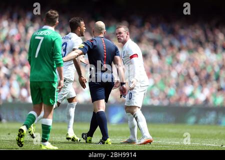 DUBLIN, REP OF IRELAND.Wayne Rooney aus England will eine Strafe und erzählt Schiedsrichter Arnold Hunter während des internationalen Freundschaftsspiels zwischen der Republik Irland und England im Aviva Stadium, Dublin, Irland am Sonntag, den 7. Juni 2015 (Quelle: MI News) Stockfoto