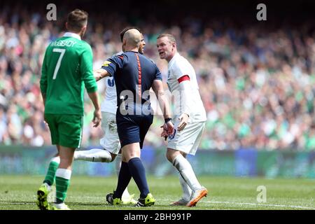 DUBLIN, REP OF IRELAND.Wayne Rooney aus England will eine Strafe und erzählt Schiedsrichter Arnold Hunter während des internationalen Freundschaftsspiels zwischen der Republik Irland und England im Aviva Stadium, Dublin, Irland am Sonntag, den 7. Juni 2015 (Quelle: MI News) Stockfoto