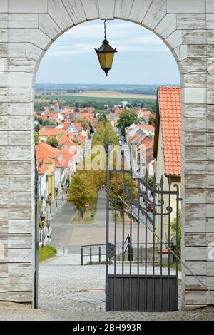 Blick durch den Burggater auf die Stadt, selektiver Fokus, Ballenstedt, Sachsen-Anhalt, Deutschland Stockfoto