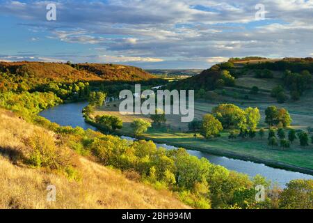 Blick auf die Saale, Herbstlandschaft, Naturpark 'Unteres Saaletal', Sachsen-Anhalt, Deutschland Stockfoto