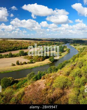 Blick auf die Saale, Herbstlandschaft, Naturpark 'Unteres Saaletal', Sachsen-Anhalt, Deutschland Stockfoto