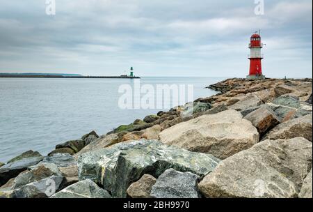 Deutschland, Mecklenburg-Vorpommern, Rostock, Hafeneingang Warnemünde, Oststeg mit rotem Leuchtturm, Weststeg mit grünem Leuchtturm Stockfoto