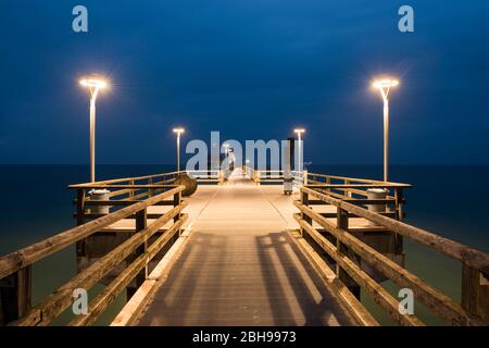 Pier bei Nacht, Badeort Zingst, Fischland-Darß-Zingst, Nationalpark Vorpommersche Boddenlandschaft, Mecklenburg-Vorpommern, Deutschland Stockfoto