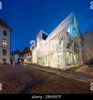 Beleuchtete Kulturstiftung der Bundesregierung, in der Dämmerung, Halle an der Saale, Sachsen-Anhalt, Deutschland Stockfoto