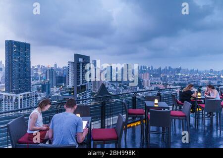 Thailand, Bangkok, Silom Area, Anantara Sathorn Hotel, Zoom Sky Bar und Dachrestaurant, Abenddämmerung, keine Releases Stockfoto