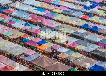 Thailand, Bangkok, RCA-Bereich (Royal City Avenue), Rod Fai Nachtmarkt 2 Outdoor-Markt, Blick aus dem hohen Winkel, Abenddämmerung Stockfoto