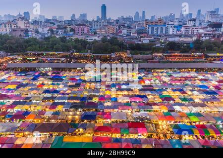 Thailand, Bangkok, RCA-Bereich (Royal City Avenue), Rod Fai Nachtmarkt 2 Outdoor-Markt, Blick aus dem hohen Winkel, Abenddämmerung Stockfoto