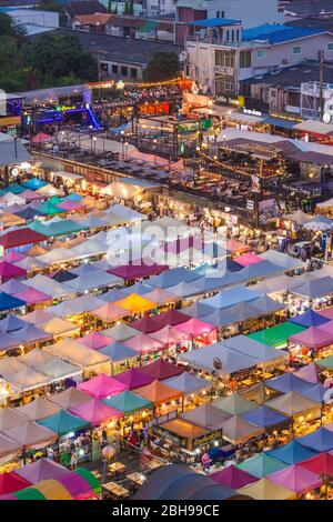 Thailand, Bangkok, RCA-Bereich (Royal City Avenue), Rod Fai Nachtmarkt 2 Outdoor-Markt, Blick aus dem hohen Winkel, Abenddämmerung Stockfoto