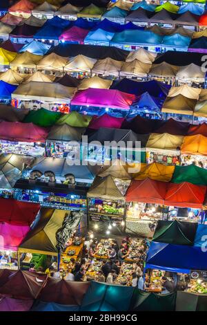 Thailand, Bangkok, RCA-Bereich (Royal City Avenue), Rod Fai Nachtmarkt 2 Outdoor-Markt, Blick aus dem hohen Winkel, Abenddämmerung Stockfoto