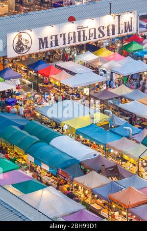 Thailand, Bangkok, RCA-Bereich (Royal City Avenue), Rod Fai Nachtmarkt 2 Outdoor-Markt, Blick aus dem hohen Winkel, Abenddämmerung Stockfoto