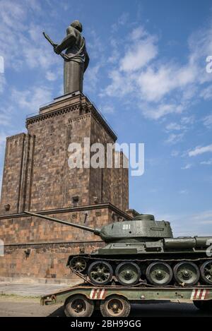 Armenien, Yerevan, sowjetischen Mutter Armenien Statue und Tanks Stockfoto