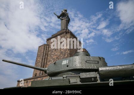 Armenien, Yerevan, sowjetischen Mutter Armenien Statue und Tanks Stockfoto