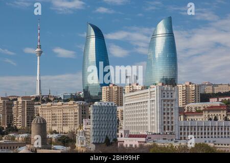 Aserbaidschan, Baku, hohe Betrachtungswinkel von Baku Fernsehturm und Flamme Towers Stockfoto