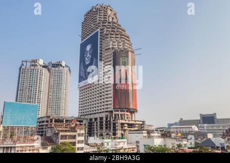 Thailand, Bangkok, Riverside Area, Sathorn Unique Tower, auch bekannt als der Ghost Tower, unvollendetes Gebäude seit 1997 am Chao Phraya Flussufer Stockfoto