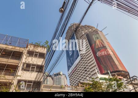 Thailand, Bangkok, Riverside Area, Sathorn Unique Tower, auch bekannt als der Ghost Tower, unvollendetes Gebäude seit 1997 am Chao Phraya Flussufer Stockfoto