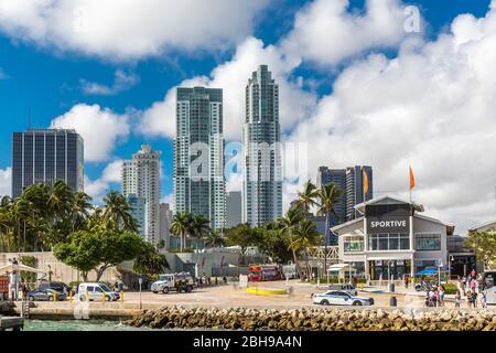 Bayside Marketplace mit Skyline, Miamarina, Biscayne Boulevard, Downtown, Miami, Miami-Dade County, Florida, USA, Nordamerika Stockfoto