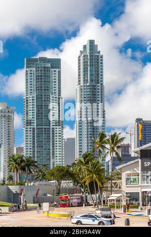 Bayside Marketplace mit Skyline, Miamarina, Biscayne Boulevard, Downtown, Miami, Miami-Dade County, Florida, USA, Nordamerika Stockfoto