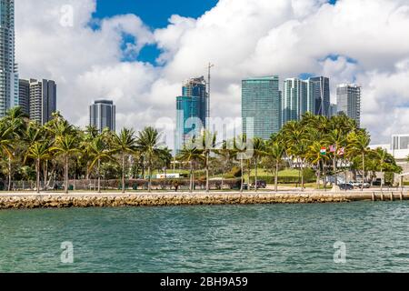 Bayfront Park mit Skyline, Miamarina, Biscayne Boulevard, Downtown, Miami, Miami Dade County, Florida, USA, Nordamerika Stockfoto