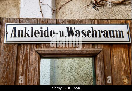 Metallplatte, Türplatte, alter Holzrahmen, Eingang Stockfoto