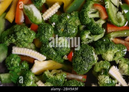 Gedämpftes Gemüse in einer Schüssel, ganz nah. Stockfoto
