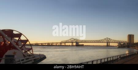 Sonnenaufgang am Mississippi River mit Blick auf die Crescent City Connection Bridge in New Orleans, Louisiana Stockfoto