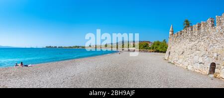 Blick auf den Strand von Nafpaktos, Lepanto mit der Festung, Griechenland. Stockfoto