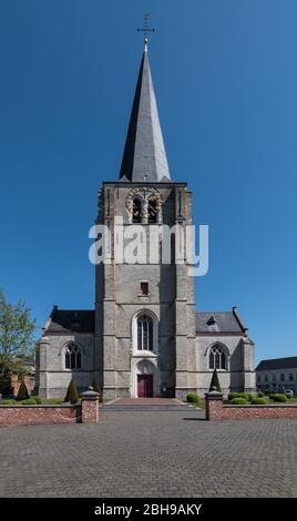 Der Uhrturm einer gotischen Pfarrkirche St. Lambertus befindet sich auf dem Kirchplatz in Heist-op-den-Berg auf dem Gipfel des Berges. Stockfoto