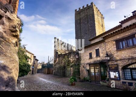 Dorfzentrum mit Blick auf den Turm der Homenatge in der Burg von Peratallada Stockfoto