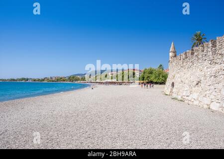 Blick auf den Strand von Nafpaktos, Lepanto mit der Festung, Griechenland. Stockfoto
