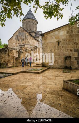 Armenien, "Schweiz von Armenien", Haghartsin, Kloster Haghartsin, Kirche mit Besuchern, keine Freigaben Stockfoto