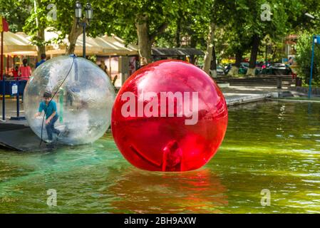 Armenien, Jerewan, Eritasardakan Park, Kinder spielen in zorb oder menschlichen Hamsterball, keine Freigaben Stockfoto