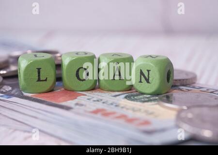 Leihen Sie Text, Münzen und Bargeld auf dem Tisch. Stockfoto