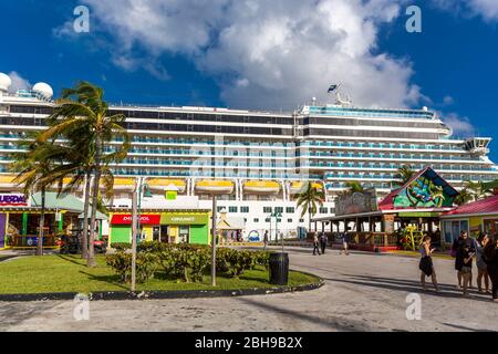 Kreuzfahrtschiff in Port Lucaya Hafen, Freeport, Grand Bahama, Bahamas, Karibik, Atlantik, Mittelamerika Stockfoto