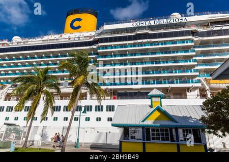 Kreuzfahrtschiff Costa Deliziosa im Hafen von Freeport, Grand Bahama, Bahamas, Karibik, Atlantik, Mittelamerika Stockfoto