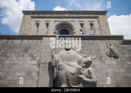 Armenien, Yerevan, Matenadaran Bibliothek, Statue des hl. Mesrop Mashtots, Gründer des armenischen Alphabets Stockfoto