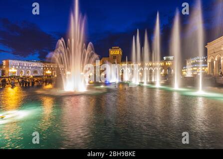 Armenien, Yerevan, Platz der Republik, tanzenden Fontänen, Dämmerung Stockfoto