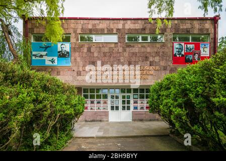 Armenien, Debed Canyon, Sanahin, Mikoyan Museum gewidmet den Mikoyan Brothers, Anastas, Mitglied des sowjetischen Politbüros und Artyom, Designer der MIG Jets, Museumsfassade Stockfoto