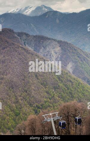 Aserbaidschan, Qabala, Gabala, Tufandag Seilbahn, Seilbahn auf 1920 Meter, mit Blick auf den Kaukasus, Feder Stockfoto