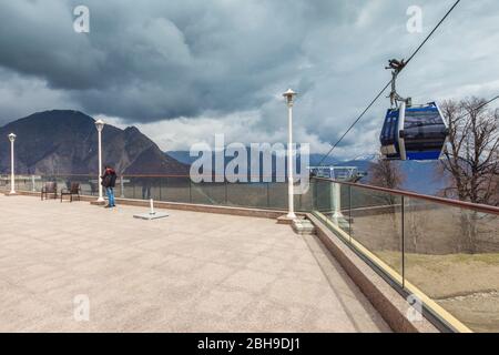 Aserbaidschan, Qabala, Gabala, Tufandag Seilbahn, Seilbahn-Station und Restaurant auf 1920 Metern, mit Besuchern, keine Freigaben, Frühling Stockfoto