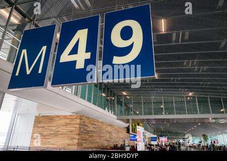 Frankreich, Paris, Flughafen, Chares de Gaulle Aerogare 2, Klemme E, Flug Tore Stockfoto