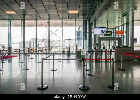 Frankreich, Paris, Flughafen, Chares de Gaulle Aerogare 2, Klemme E, Flug Tore Stockfoto